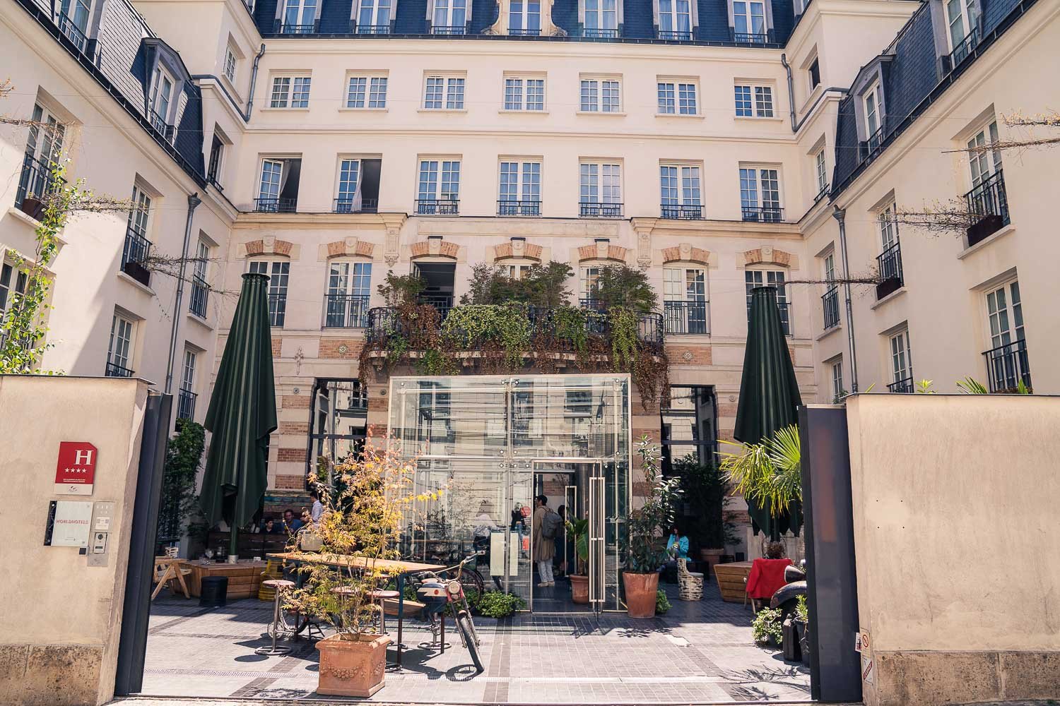 Outdoor Hotel Restaurant Bar Kube Paris Montmartre